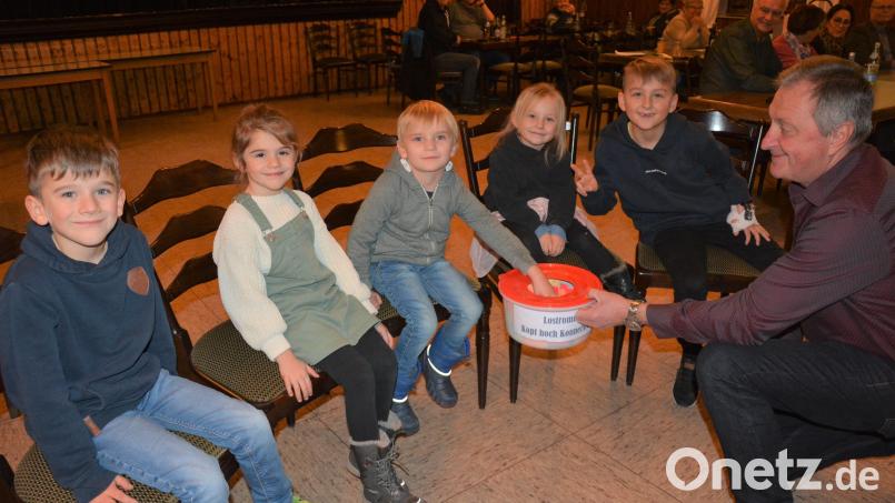 „Kopf hoch“-Vorsitzender Edgar Wenisch (rechts) mit den Glücksfeen (von links) Leo, Ella, Gabriel, Janika und Henri bei der Ziehung der Lose. Bild: jr