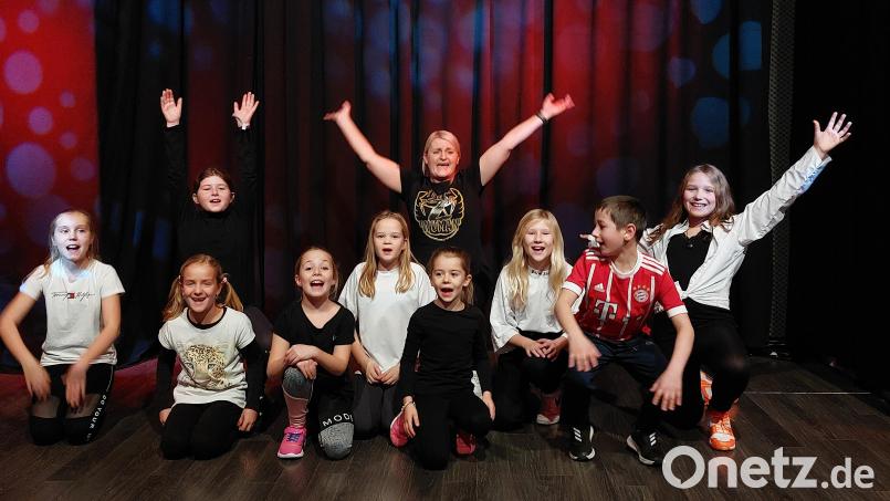 Die Zumba-Kids Poppenricht und ihre Instruktorin Michaela Klein freuten sich, dass die Zumba-Mitmachparty 1300 Euro für den Verein Krebskranker Kinder Amberg-Sulzbach einbrachte. Bild: mfh
