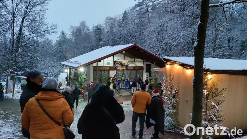 Es wird winterlich rund um die Buchberghütte. Der neue Weihnachtsmarkt dort zieht viele Besucher an. Bild: Sandra Hoffmann