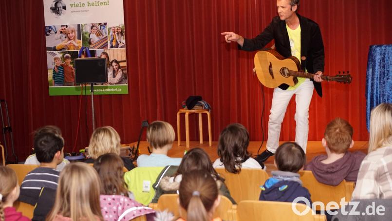 Rainer Wenzel trat im SOS-Kinderdorf mit seinem Mitmachkonzert auf. Bild: bkr