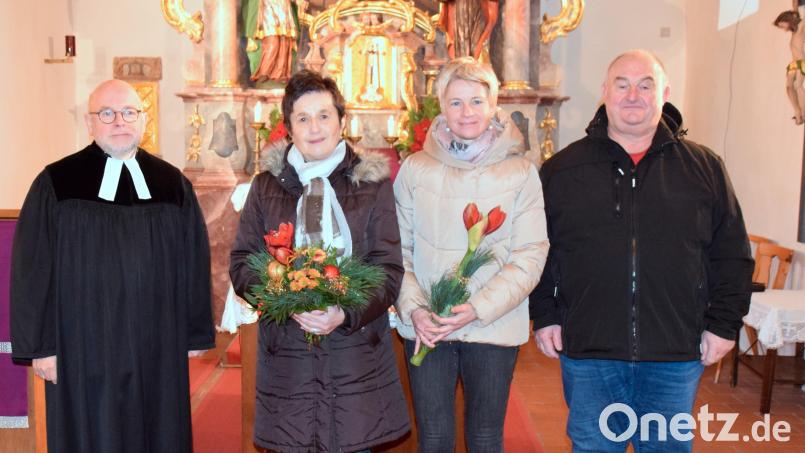 Pfarrer Ahnert (links) verabschiedete die bisherige Kirchenpflegerin Else Meier (Zweite von links) und hieß deren Nachfolgerin Karin Hiltel willkommen. Andreas Luber wurde zum neuen Kirchenvorsteher gewählt. Bild: wku