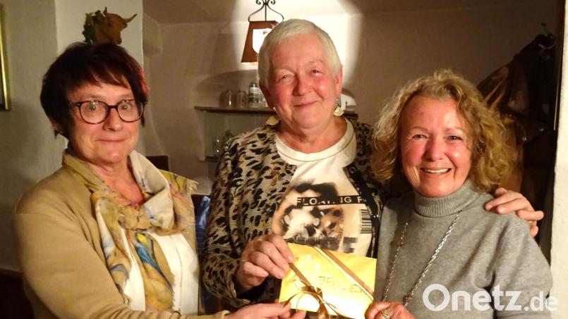 Frauenbund-Vorsitzende Sieglinde Zielbauer (links) mit der Vohenstraußer Tafel-Leiterin Hedwig Reger (Mitte) und Mitarbeiterin Antonia Gruber Bild: fvo