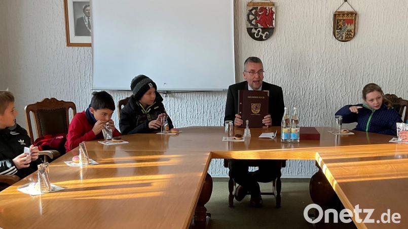 Die vierte Klasse der Grundschule Mähring besuchte das Rathaus und durfte Bürgermeister Franz Schöner mit Fragen löchern. Bild: Grundschule Mähring/exb
