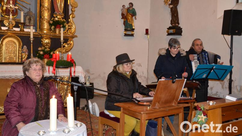 Die „D`Weihnachtsg´schicht“ in Oberpfälzer Mundart las Helene Rolle bei einer besinnlichen Stunde in der Dorfkirche Burgtreswitz. Umrahmt von der Volksmusikgruppe „Die Frischzelln“ mit heimeligen Klängen auf Zithern, Hackbrett und Akkordeon. Bild: gi