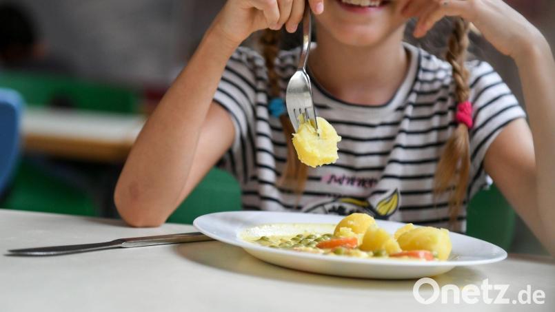 Schüler sitzen beim Mittagessen in der Mensa einer Grundschule. Symbolbild: Jens Kalaene/dpa-Zentralbild/dpa/Archiv