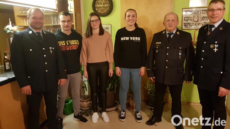 Die Feuerwehr Ödpielmannsberg mit Vorsitzenden Hermann Ach und Kreisbrandinspektor Martin Weig (von rechts) sowie Kommandant Karl Eckl (links) freuten sich über die jungen Nachwuchskräfte. Bild: gi