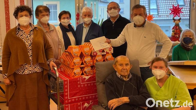 Michael Biehler (sitzend, links) durfte – begleitet von Pflegerin Sandra Snider (kniend, rechts) - als erster Heimbewohner im neuen Sessel Platz nehmen, den der Förderkreis Altenhilfe zum Barbara-Tag spendierte. Stehend von links.: Heimleiterin Astrid Geitner, Vorstandsmitglied Heidi Flierl, Zweite Bürgermeisterin Bärbel Birner, stellvertretende Vorsitzende Hildegard Kohl, Schatzmeister Reinhold Birner und Vorsitzender Werner Schulz. Hinten rechts sitzt Klangbrettspielerin Gabi Fleischmann. Bild: u