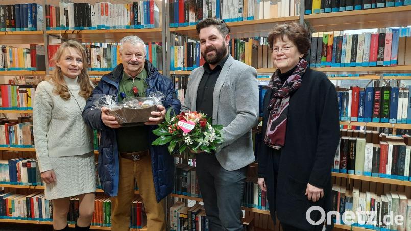 Büchereichefin Christine Mutterer (von links) dankt Gerold Haas zusammen mit Bürgermeister Sebastian Dippold und der Leiterin des Stadtmuseums Ursula Wiechert für die gewaltige Zahl an Büchern, die er an die Bibliothek gespendet hatte. Bild: Mutterer/exb