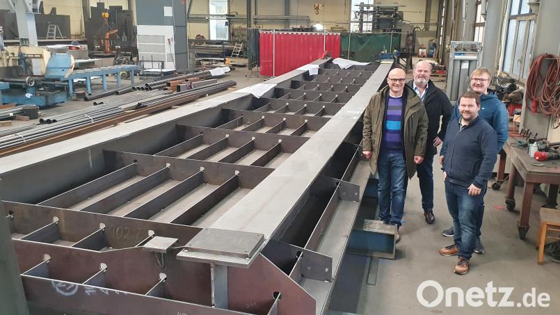 Bei der Besichtigung der neuen Brückenkonstruktion: (vorne von links) Bürgermeister Beer, Florian Fleischmann, (hinten von links) Jürgen Steinbauer und Andreas Mühlbauer jun. Bild: Ingenieurgesellschaft EBB mbH, Regensburg/exb