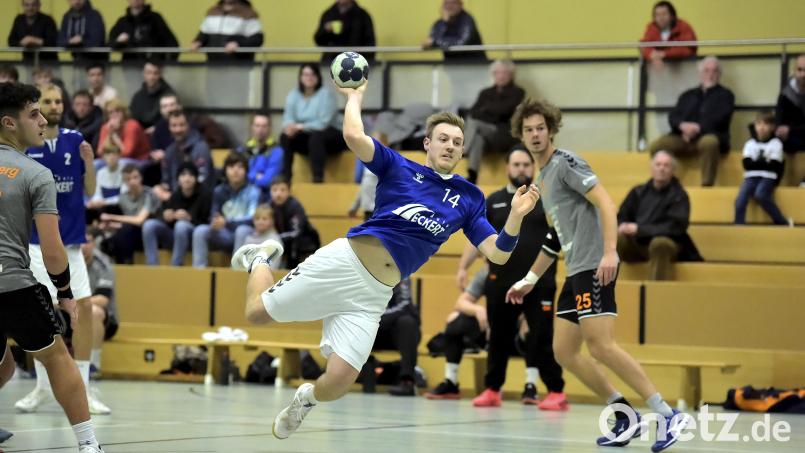 Eine knifflige Aufgabe haben Stephan Bruckmayer (Mitte) und seine Teamkollegen von der SG Auerbach/Pegnitz in Erlangen noch zu lösen, dann geht es für den Tabellenführer der Bezirksoberliga in die Weihnachtspause. Archivbild: Hubert Ziegler