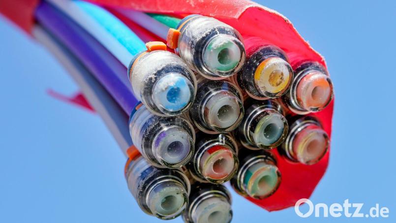 Die Versorgung der Stadt Nabburg mit einem Glasfasernetz läuft. Symbolbild: Uwe Anspach/dpa