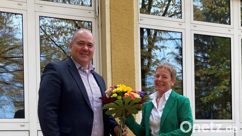 Tanja Chlup, die neue Schulleitung der Berufsfachschule für Pflege am Klinikum Fichtelgebirge, wird von Geschäftsführer Alexander Meyer begrüßt. Bild: Klinikum Fichtelgebirge/exb