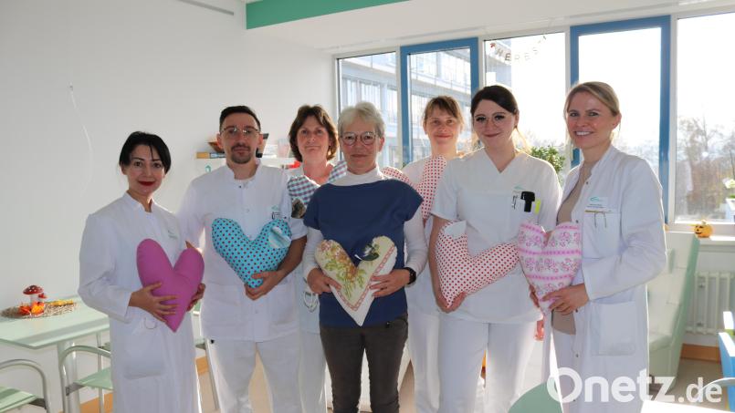 Petra Ernstberger überreicht 72 Herzkissen an das das Brustzentrum am Klinikum Fichtelgebirge. (v.l.n.r.: Shoghik Janoyan, Radu Dragan, Anita Grillmeier, Petra Ernstberger, Kathrin Schwientek, Nathalie Jedjud, Patricia Heinl) Bild: Klinikum Fichtelgebirge/exb