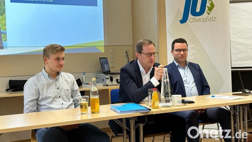 Im Gespräch mit Generalsekretär Martin Huber (Mitte) forderten die Jungpolitiker um den Bezirksvorsitzenden Matthias Meier (rechts) und Geschäftsführer Johannes Bawidamann (links), die Eigenverantwortung der Bürger zu stärken. Bild: Jonas Strasser/exb