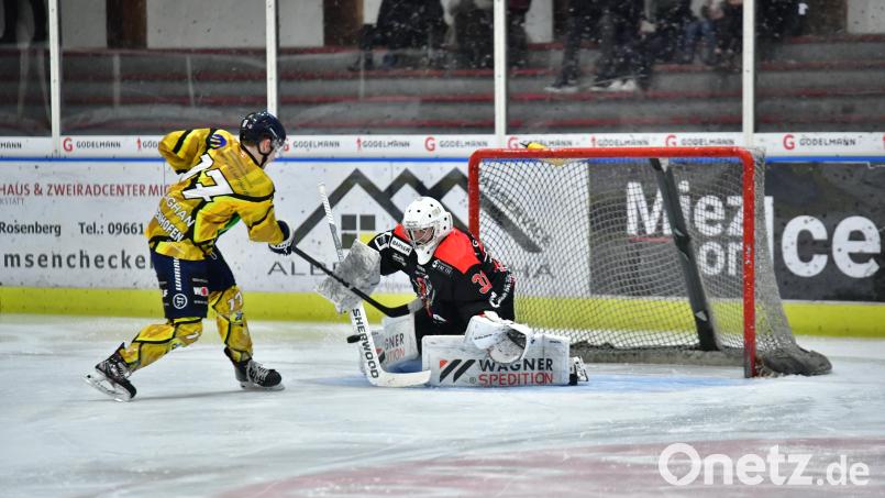 Auf Ambergs Torhüter Timon Bätge (rechts) und seine Vorderleute wartet ein hartes Stück Arbeit. Zu Gast sind die Peißenberg Miners, die im Schnitt 5,31 Tore pro Spiel erzielen. Archivbild: SignaLight