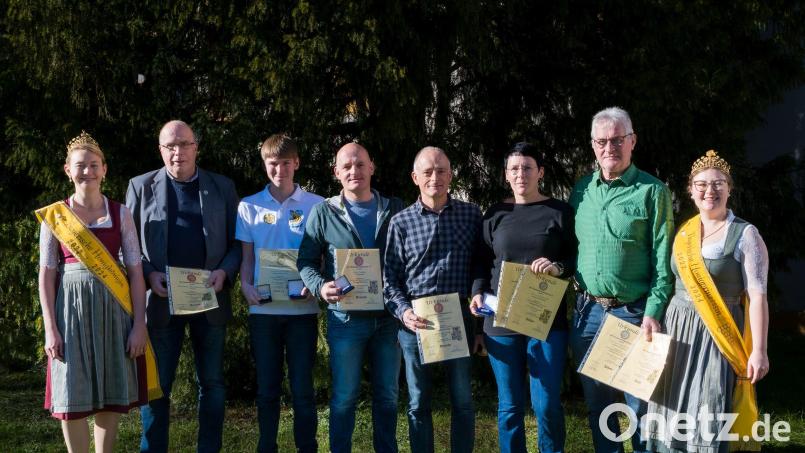 Honigkönigin Victoria (links) und Honigprinzessin Linda (rechts) freuen sich mit den mit Medaillen ausgezeichneten Mitgliedern des Bienenzuchtvereins Sulzbach-Rosenberg. Bild: .Bienenzuchtverein Sulzbach/exb