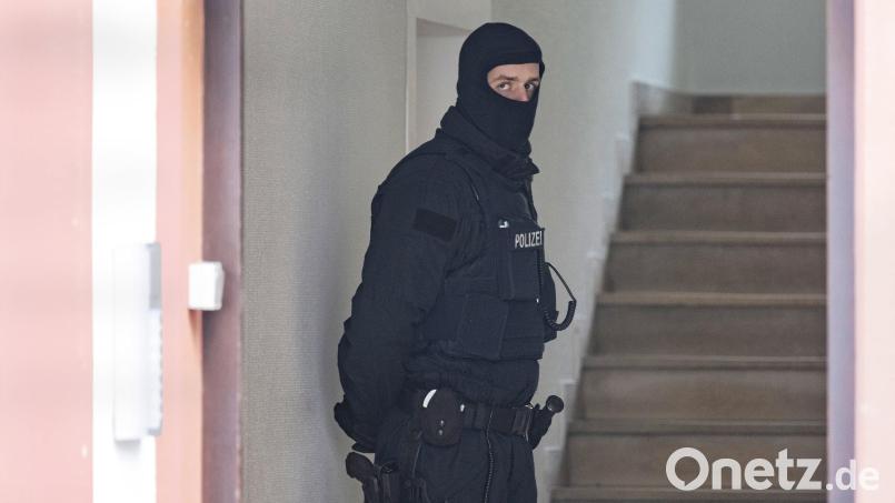 Bei einer Razzia gegen sogenannte &quot;Reichsbürger&quot; sichert ein Polizist ein durchsuchtes Objekt. Symbolbild: Boris Roessler