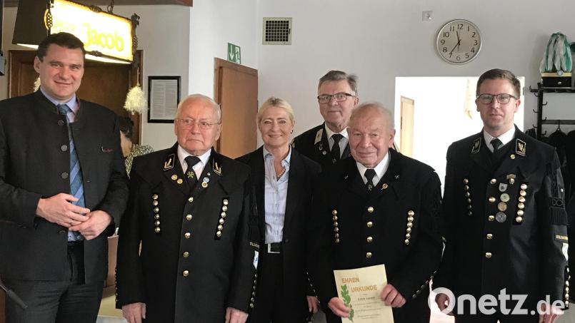 Zahlreiche Mitglieder des Bergknappenvereins Stulln-Schwarzenfeld wurden bei der Barbarafeier für ihre langjährige Treue ausgezeichnet. Bild: Jürgen Ferschl/exb