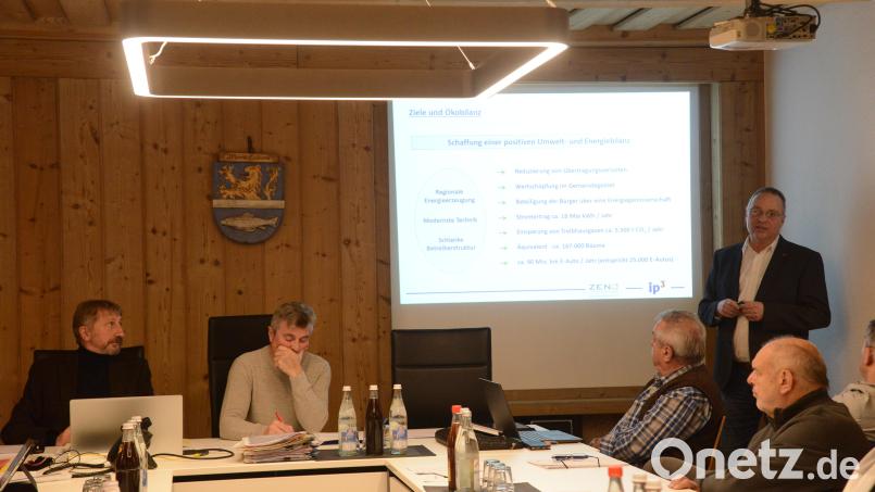 Stephan Korb stellte dem Marktgemeinderat Eslarn den geplanten Solarpark vor. Bild: bey