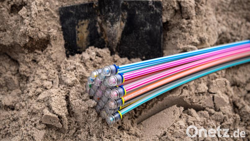 Glasfaserkabel liegen auf deiner Baustelle: Bald gibt es das schnelle Internet auch in der Gemeinde Illschwang. Entsprechende Verträge haben Bürgermeister Dieter Dehling und Vertreter der Telekom unterzeichnet. Symbolbild: Sina Schuldt/dpa