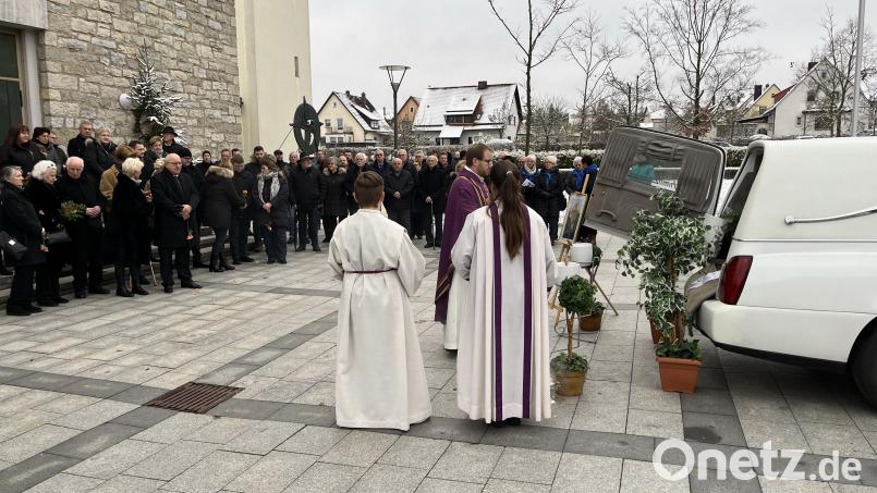 Pfarrer Daniel Fenk, die Familie, Vereine und eine große Trauergemeinde verabschieden sich von Gisela Zechmayer. Bild: mor