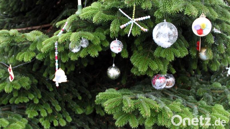 Die unteren Äste des Kirchenthumbacher Christbaumes sind mit den Christbaumkugeln und Perlensterne der Kinder geschmückt. Bild: lep