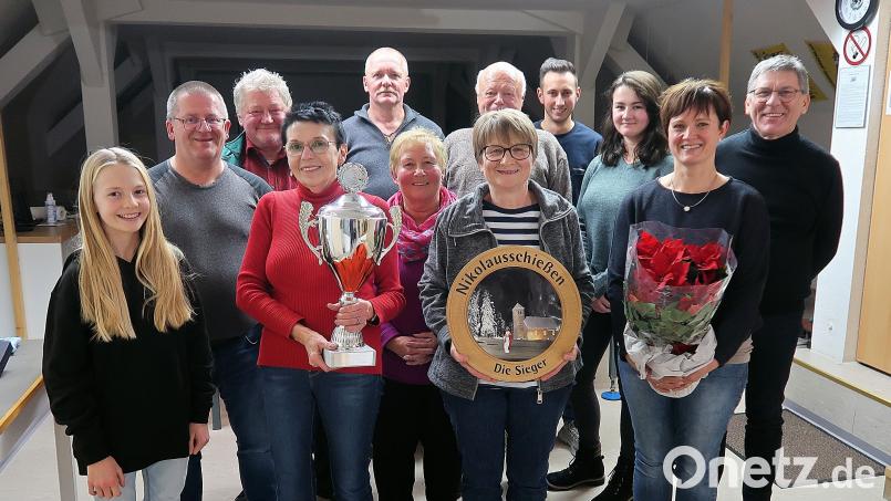 Die Hauptgewinnerinnen des Nussschießens waren (vorne, von rechts) Erika Heider (Sachpreise), Heike Wildenauer (Nikolausscheibe) und Edeltraud Kaßeckert (Rudi-Höcht-Wanderpokal). Ihnen und den Nächstplatzierten gratulierte Vorsitzender Wolfgang Schlicht (Zweiter von links). Bild: bsc