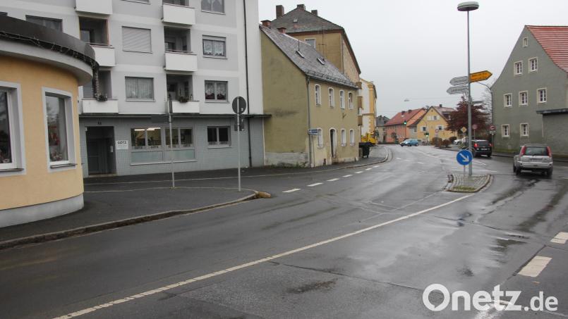 Von der St.-Peter-Straße kommend kann man künftig schon vor der Verkehrsinsel in die Kanonikus-Mehler-Straße abbiegen. Die bisherige durchgezogene Line wird künftig gestrichelt werden, so dass ein Abbiegen möglich ist. Bild: kro