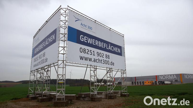 Ein großes Transparent wirbt für den «Acht 300 Gewerbepark», ein gemeinsames Projekt der Stadt Aichach und der Gemeinde Dasing. Archivbild:  Ulf Vogler/dpa