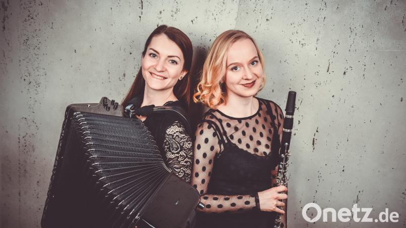 Das Duo Amabile mit Paula Breland (Klarinette) und Anna-Katharina Schau (Akkordeon) musiziert zum Auftakt der Konzertreihe des Waldsassener Kammermusikkreises. Bild: Studioline-Photography/exb