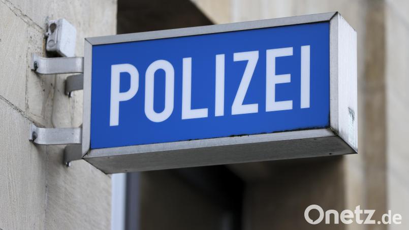 Das Schild &quot;Polizei&quot; an einem Polizeirevier. Symbolbild: Jan Woitas