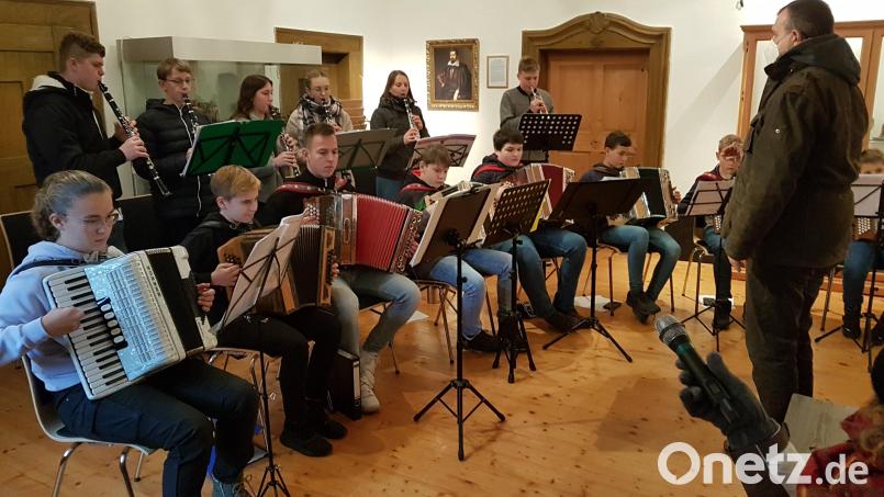 Die gemeindliche Musikschule Moosbach begeisterte auf dem Flez im Obergeschoss des Schlosses in Burgtreswitz mit einem Konzert. Bild: gi