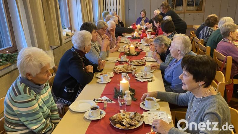 Der Tisch beim Seniorennachmittag, zu dem der Frauenbund eingeladen hatte, war reich gedeckt. Bild: Josef Glas