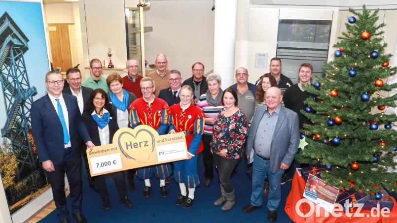 Auf dem Bild die glücklichen Vereinsvertreter mit (von links) Geschäftsstellenleiter Hans Dumler, Vorstandsvorsitzendem Joachim Geyer sowie den beiden Kundenberaterinnen Rita Kunz und Doris Thurm. Bild: njn