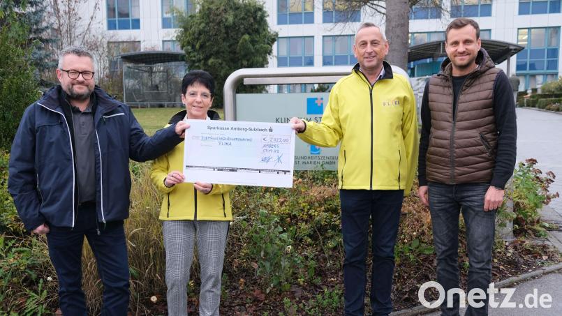 Aus den Händen von Markus Jokiel (links) und Thorsten Jokiel (rechts) nahmen Flika-Vorsitzende Margit Meier und Flika-Kassier Oskar Schmidt den Spendenscheck entgegen. Bild:  Klinikum/Dietl/exb