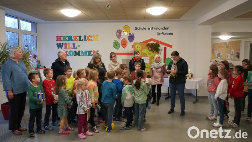 Voller Tatendrang warten die Mädchen und Buben der ersten Klasse der Waldthurner Grundschule, bis sie die gespendeten Lebensmittel an die Tafelmitarbeiterinnen übergeben können. Bild: fvo