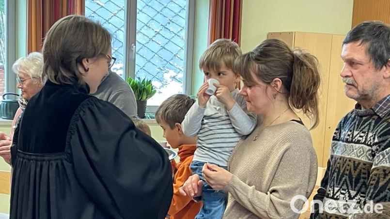 Wenn sich ein Kind alleine nicht traute, gingen unterstützend die Eltern mit zum Abendmahl. In einer Tasse wurde ihnen roter Traubensaft gereicht. Für die Oblate hielten sie wie die Erwachsenen die Hand auf. Bild: dob