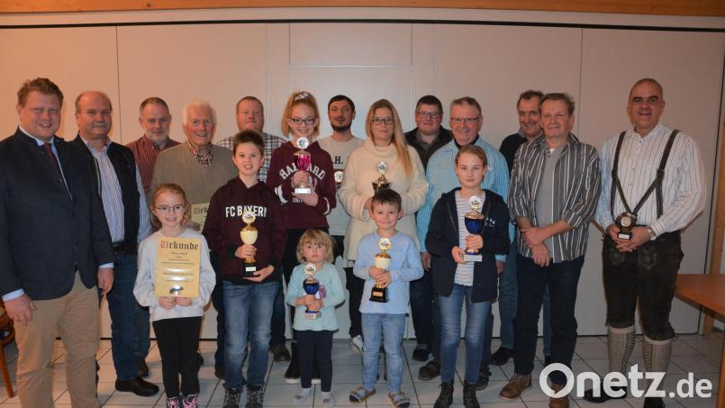 Die neuen Vereinsmeister ehrte der Kleintierzuchtverein Mitterteich bei einem Züchterabend in Großbüchlberg. Im Bild die erfolgreichen Mitglieder mit Vorsitzendem Wolfgang Gründl (rechts) und Bürgermeister Stefan Grillmeier (links). Bild: jr