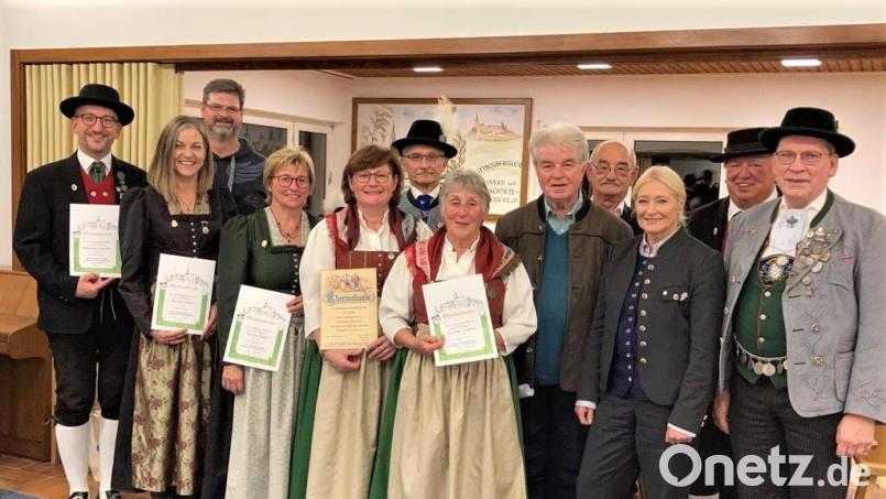Die Geehrten (von links) Markus Kasparides, Doris Söllner, Lisa Wilhelm, Christine Obermeier, Xaver Obendorfer, Erika Kasparides, Heinz Heller, Berthold Zechmann und Kunibert Kasparides sind auf dem Bild zu sehen, ebenso Zweite Bürgermeisterin Gaby Wittleben, Gebietsvertreter Wolfgang Bittner und Marktrat Wolfgang Prebeck). Bild: Stephanie Niebauer/exb