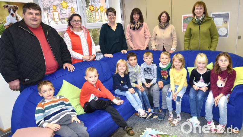 Bürgermeister Dieter Dehling, Rektorin Gabi Pirner (Dritte von links) und Schulverbands-Vorsitzende Brigitte Bachmann (rechts) schauten bei der Mittagsbetreuung der Grundschule Illschwang vorbei. Um die Kinder kümmern sich Alexandra Koppmeier (Zweite von links), Sonja Donhauser (Dritte von links) und als Leiterin Isabella Riederer, Freifrau von Paar (Zweite von rechts). Bild: no