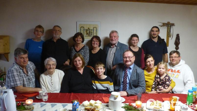 Dora Schendzielorz (vorne, Zweite von links) fühlt sich an ihrem Ehrentag im Kreis der Großfamilie sichtlich wohl. Bild: bk