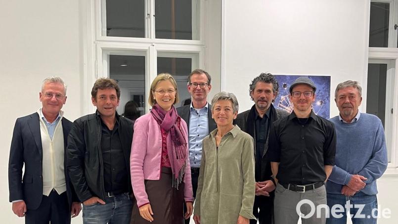 Die Vorstandschaft und der Beirat des Fördervereins Oberpfälzer Künstlerhaus e.V. setzt sich zusammen aus (von links) Werner Heß, Clemens Mayer, Elke Horsch, Anton Wiedemann, Ulrike Roidl, Georg Tassev, Michael Hottner und Peter Semmler. Bild: Oberpfälzer Künstlerhaus/exb
