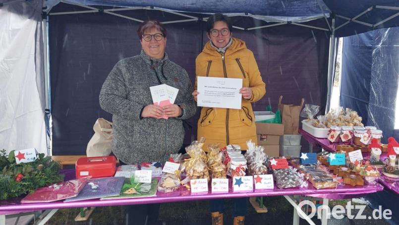 Regina Freitag (links), die Vorsitzende der Frauen-Union, und ihre Stellvertreterin Sabine Kederer am Verkaufsstand. Bild: FU Vilseck/exb