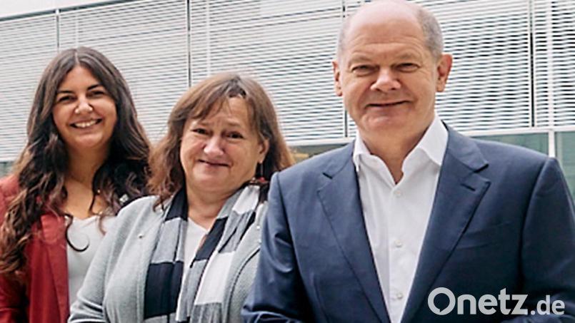 Anna Braun traf während ihres Praktikums bei MdB Marianne Schieder auch Bundeskanzler Olaf Scholz (von links). Bild: Michael Romacker/exb