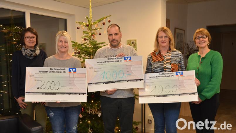 Vom Verein &quot;Lebenswert&quot; übergeben Vorsitzende Karin Gesierich (rechts) und Kassiererin Nicole Maier-Krapf (links) je 1000 Euro an Anja Schaller vom Förderverein der Grund- und Mittelschule, SFZ-Rektor Michael Raab und Sabine Fuß vom Förderverein der Realschule (von links). Bild: dob