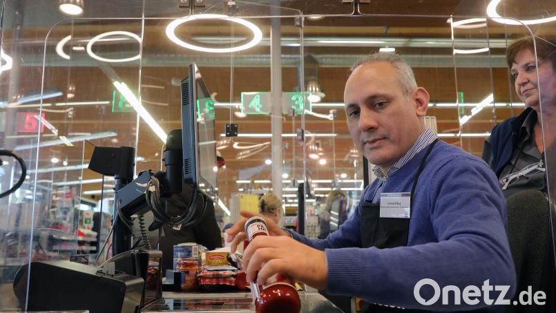 &quot;Es hat Spaß gemacht&quot;, sagte Europaabgeordneter Ismail Ertug nach seinem Einsatz an der Kasse von Edeka Kunert in der Welserstraße. Bild: Wolfgang Steinbacher