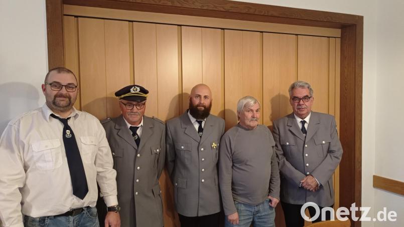 Raimund Pinzer junior, Raimund Pinzer senior, Tobias Menzel, Gerhard Weber und Anton Heindl (von links) bilden künftig den Vorstand der Krieger- und Soldatenkameradschaft. Bild: jzk