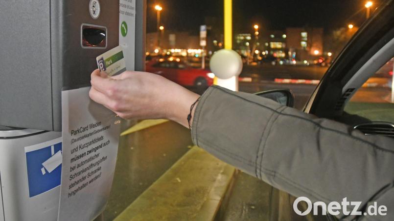 Ein Zettel am Automaten fordert die Autofahrer auf, das Ticket zu stecken oder an den Sensor zu halten, obwohl die Schranke sich von selbst öffnet. Bild: Gabi Schönberger