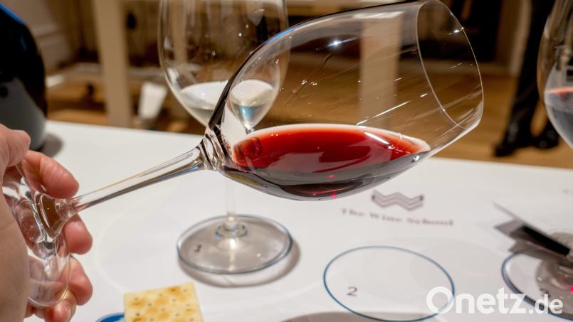 Am besten trinkt man den Port in einem großen Glas und gerne etwas kälter als Raumtemperatur. Bild: Andreas Drouve/dpa