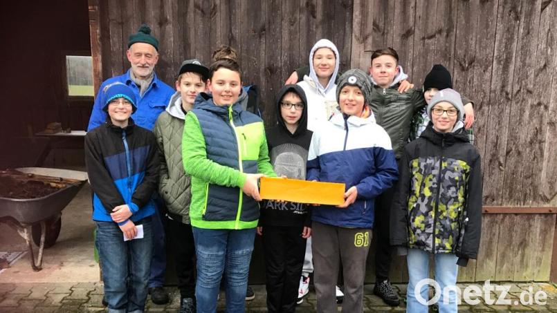Stolz präsentieren die Schüler der AG Bienen das geerntete Wachs. Bild: ph